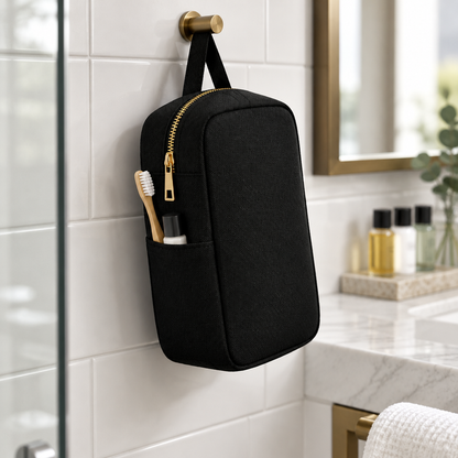 Trousse de toilette suspendue dans une salle de bain