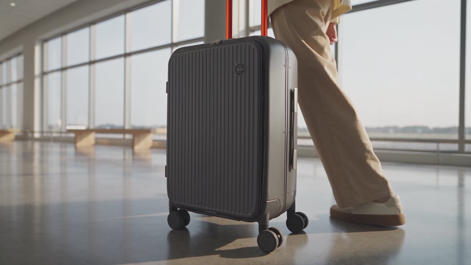 Voyageur avec une valise cabine Bohmia dans un aéroport